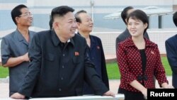 北韓最高領導人金正恩元帥攜夫人李雪主7月25日出席了首都平壤綾羅人民遊園地竣工儀式。