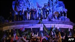 ຫຼາຍຮ້ອຍຄົນ ເດີນຂະບວນ ໃນນະຄອນຫຼວງ ປາຣີ ເພື່ອຄັດຄ້ານ ໄຊຊະນະຂອງພັກຝ່າຍຂວາຈັດຂອງຝຣັ່ງ Rassemblement National ໃນການເລືອກຕັ້ງຂອງຢູໂຣບ ໃນວັນທີ 9 ມິຖຸນາ 2024.