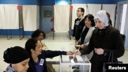 法國選民參與第二輪大選投票