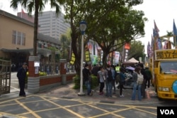 3月18日立法院外抗议“服贸”的社团在集结 （美国之音申华拍摄）