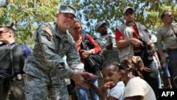 基恩将军和海地难民交谈