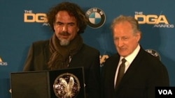 伊纳里图持奖盘在后台留影（美国之音包小祥摄）