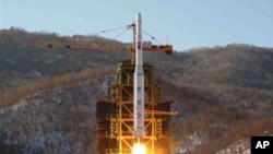 在這張2012年12月12日由朝鮮中央通訊社發佈的照片中，朝鮮的銀河-3號火箭升空