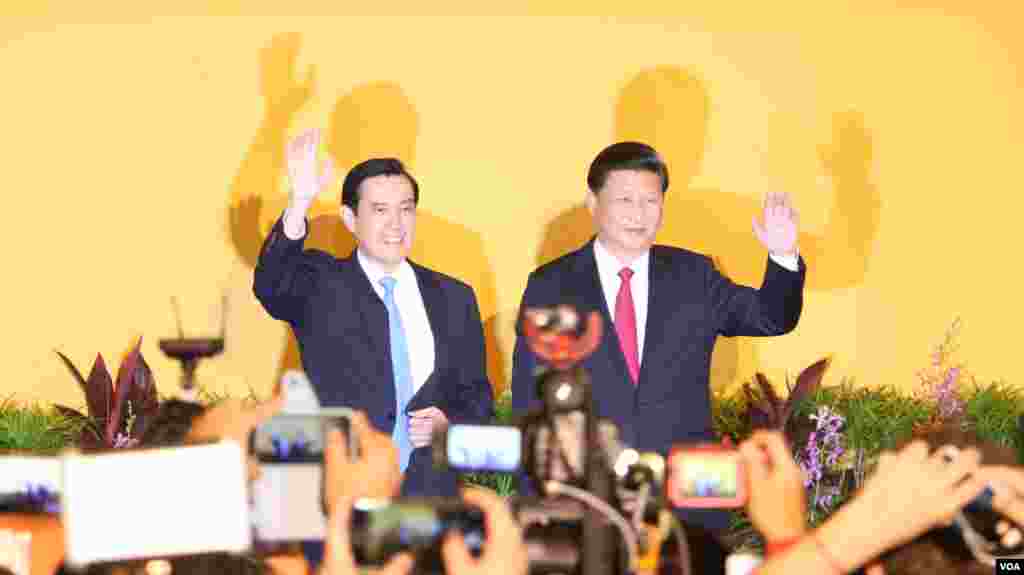 海峡两岸领导人历史性会面 （美国之音记者李逸华拍摄）