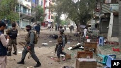 阿富汗安全人員在爆炸現場調查