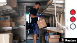 Сотрудник Почтовой службы США в Нью-Йорке. Август 2020 года. 