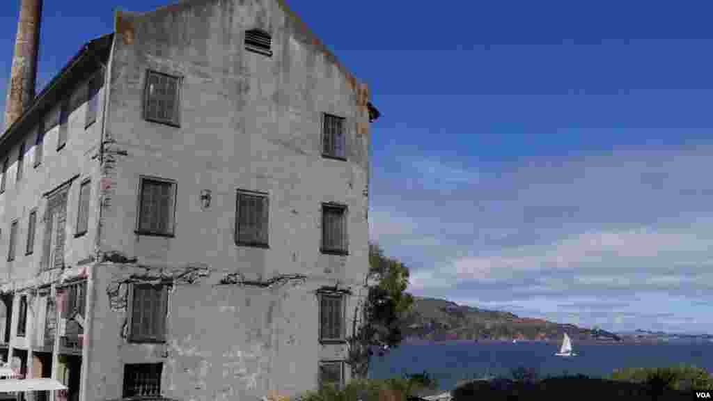 岛上建筑的岁月刻痕（美国之音国符拍摄）