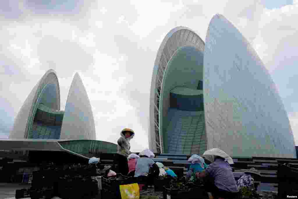 2018年6月29日，在中国经济特区珠海市的珠海歌剧院前，工人种花。
