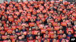 韩国国会议员在首尔的一场集会上要求弹劾涉及上千万美元腐败丑闻的总统朴槿惠(2016年12月7日)