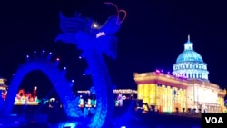 中國四川自貢燈貿集團在美國維吉尼亞州勞登郡舉辦的燈會所展示的中國龍與美國國會大廈。(2018年12月22日)