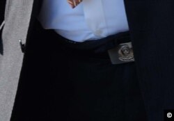 黑衣人的皮带扣疑是中国公安所用（李豫仁拍摄）