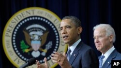 美國總統奧巴馬宣佈控制槍支建議, 其後為副總統拜登