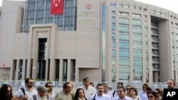 'Yan jarida suka taru a harabar kotun da aka gurfanar da 'yanuwansu 'yan jarida