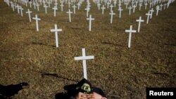 巴西人用象徵新冠病毒死亡者的十字架2020年6月28日抗議政府對付疫情不得力（路透社）