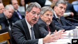 由左到右: 司法部副部长詹姆斯.科尔，国家情报总监办公室法律顾问罗伯特.利特尔, 国家安全局副主任约翰.英格利斯在参议院作证