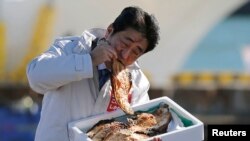日本首相安倍晉三進食福島的海產