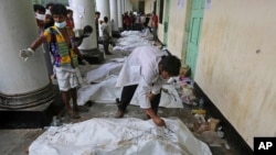 救援人員在處理屍體