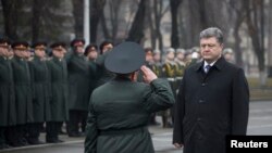 波羅申科在基庫檢閱部隊