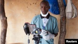 一名馬里衛生官員為一名嬰兒檢測體溫