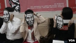 台灣六四紀念晚會準備了很多劉曉波面具。(楊晨攝)