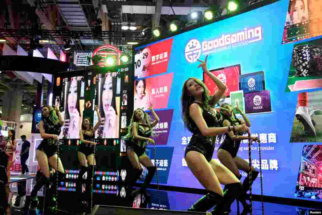 在澳门举办的亚洲博彩博览会（Asian Gaming Expo）上，在线博彩网站出动舞蹈者吸引参观者（2018年5月15日）。