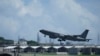 一架美国空军 KC-135 加油机从日本南部冲绳岛西部的嘉手纳空军基地机场起飞。资料照