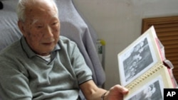 李普向记者介绍老照片