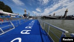 ​ສະ​ຖານ​ທີ່​ຈັດ​ກິ​ລາ ທ​ຣາຍ​ແອັດ​ລອນ ໃນ​ແມ່​ນ້ຳ ແຊນ, ນະ​ຄອນຫຼວງ ປາ​ຣີ, ຝ​ຣັ່ງ.