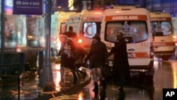 在伊斯坦布尔一家著名夜总会在新年之夜遭遇袭击后，医疗和安全人员正在现场工作。