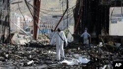 也门首都萨那的一场葬礼遭到沙特阿拉伯领导的盟军的空袭后，专家检查现场(2016年10月8日）