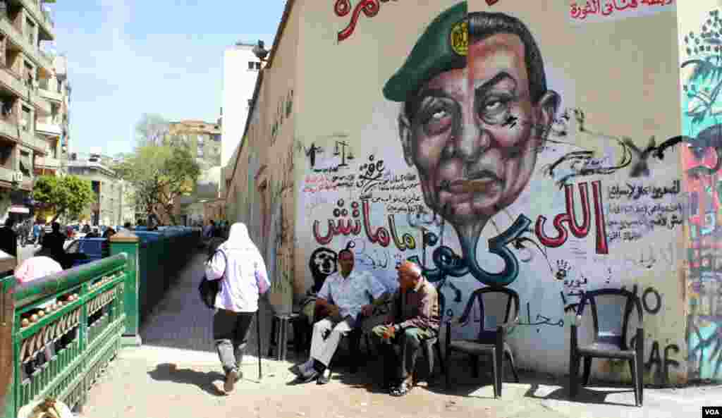 Egypt's military took control, but some said it marked little change from the old system. Military ruler Hussein Tantawi's face merged with Hosni Mubarak, Cairo, April 2012. (E. Arrott/VOA)
