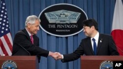 ４月２９日美国国防部长哈格尔与日本防卫大臣小野寺五典在美国防部举行的联合记者会上握手