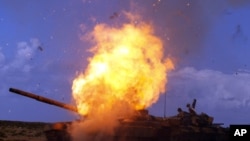 這輛忠於利比亞領導人卡扎菲軍隊的坦克﹐星期天在聯軍的轟炸中爆炸