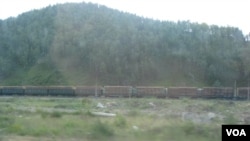 俄罗斯后贝加尔地区，西伯利亚大铁路上满载木材的火车。（美国之音白桦拍摄）