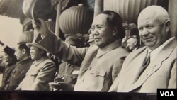 中俄朝三角关系错综复杂。2012年在莫斯科举办的前苏联领导人赫鲁晓夫展览中，展览图片显示赫鲁晓夫1954年秋季访华时，与毛泽东、金日成以及其他中国领导人在一起。