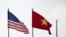 美国与越南旗帜。