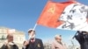 俄共支持者们在苏联红旗上添加了列宁和斯大林头像。2013年五一节时，俄罗斯共产党在莫斯科市中心举行大型集会。