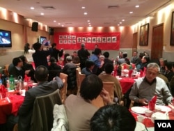 纽约的民运人士、知识界人士数十人欢送贡嘎扎西（美国之音 方冰拍摄）