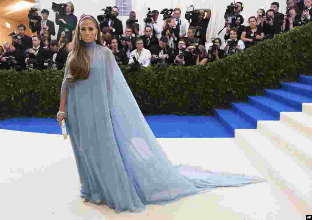 美国著名歌星詹妮佛&middot;洛佩茨(Jennifer Lopez)参加在纽约大都会博物馆举办的时装馆慈善晚会，庆祝&quot;中间的艺术&quot;展览开幕。（2017年5月1日）