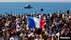 在7月14日法国尼斯恐怖袭击之后的第三天，法国民众聚集在惨案发生的尼斯滨海大道为遇难者静默致哀。