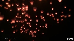 天灯带着施放者的心愿升起（2016年2月22日，美国之音萧洵拍摄）