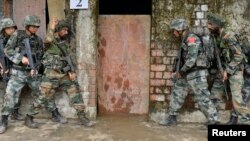 2013年11月9日参加峨眉山中印联合反恐军演的两国军人(资料照片)