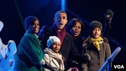 美国总统奥巴马全家左一是第一丈母娘玛丽安·罗宾逊