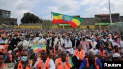 Deeggartoota muummee ministiraa Abiyyi Ahimed guyyaa hirbuu itti seenuuf Adabaabaayi Masqalaatti argaman, Finfinnee, Onkoloolessa 4, 2021