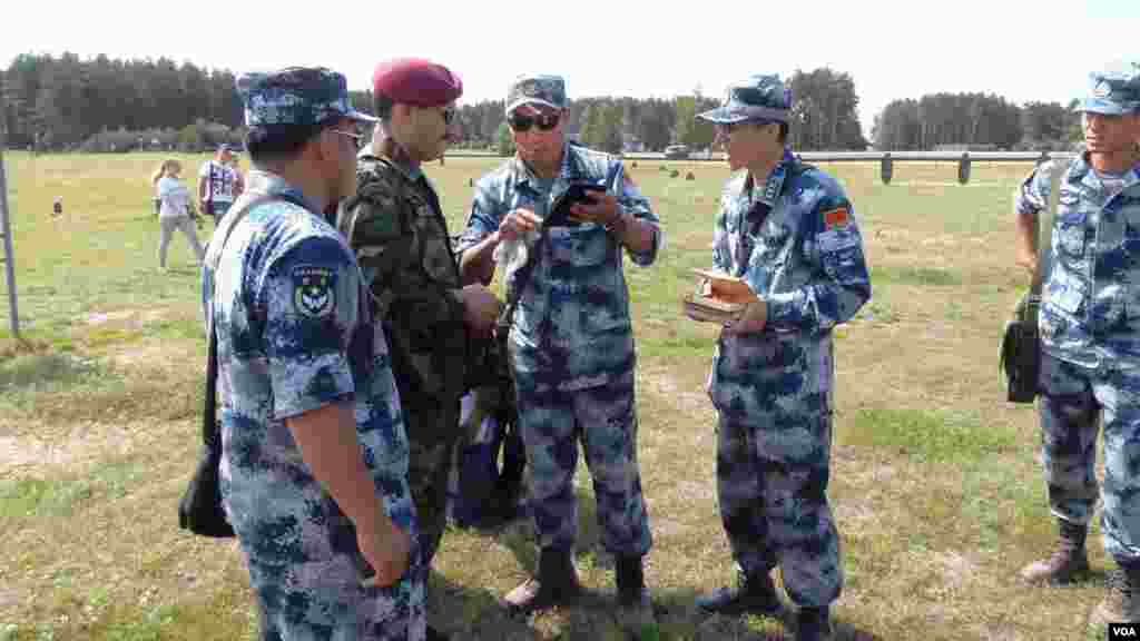中国空降兵在离莫斯科200公里远的杜波洛维奇演习场。