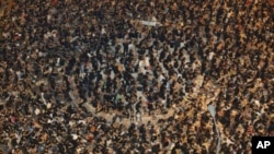 ９月７日数以万计的香港人在政府附近集会，反对国民教育课程