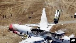 2013年7月6日在美国西岸旧金山机场失事的韩国韩亚航空公司214班机的残骸现场。
