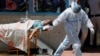 印度首都新德里一家医院的医务人员正在抢救一名新冠患者（路透社2021年4月24日）