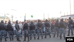 去年5月6日莫斯科反政府示威中，警察同示威者发生冲突（美国之音白桦拍摄）