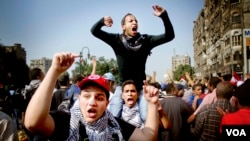 2013年10月6日，在埃及首都開羅的反政變人群高喊抗議的口號。